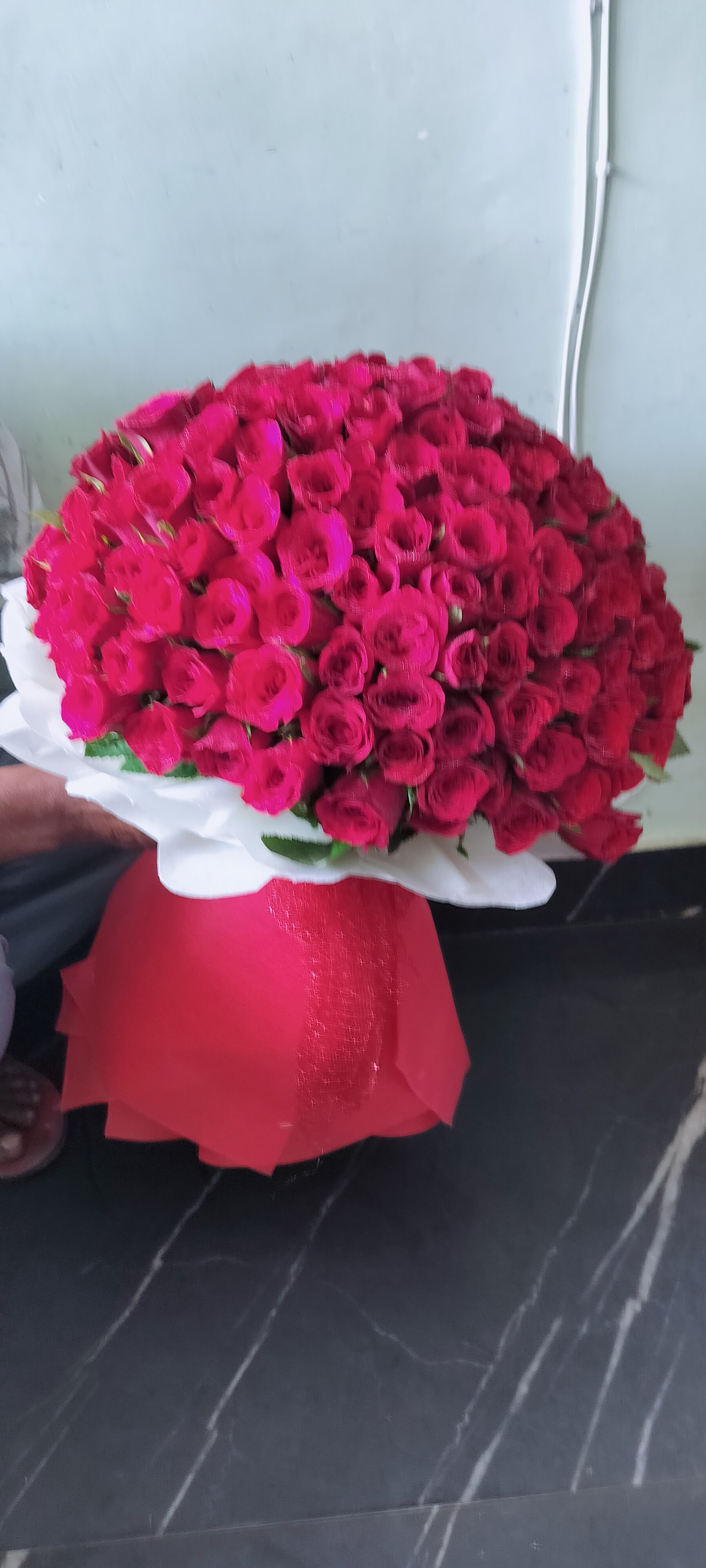 200 red Red roses bunch